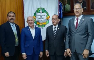 Autoridades universitarias recibieron a Robert Floyd, secretario ejecutivo del Organismo del Tratado de Prohibición Completa de los Ensayos Nucleares. Foto: Cortesía