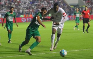 El panameño Javier Rivera (izq.) disputa el balón contra el colombiano Yustin Arboleda, del Olimpia, en la final hondureña. Foto: EFE
