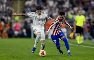  El centrocampista del Real Madrid, Fede Valverde (izq.) disputa un balón contra el centrocampista del Atlético de Madrid, Álex Baena, durante la semifinal de la Supercopa de España. Foto: EFE