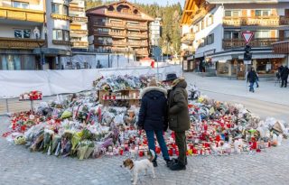  Flores y velas en homenaje a las víctimas del incendio en un bar en Crans Montana, (Suiza). Foto: EFE