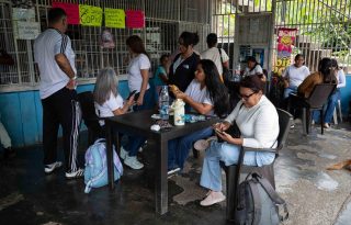 Familiares de presos políticos esperan frente al centro penitenciario Rodeo I. Foto: EFE
