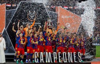 Jugadores del Barcelona festejan ganar la Supercopa de España. Foto: EFE