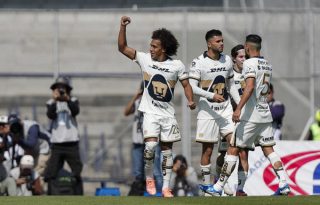 El panameño Adalberto 'Coco' Carrasquilla, de los Pumas, levanta la mano y festeja su gol ante Querétaro. Foto: EFE