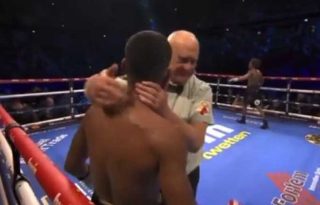 El árbitro Daniel Van de Wiele detuvo la pelea entre Ricardo Núñez y Jadier Herrera. Foto:Captura