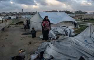 Una familia palestina intenta recoger lo que queda de sus pertenencias después de que su tienda de campaña fuera dañada por los fuertes vientos. Foto: EFE