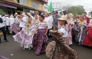 Las autoridades buscan proteger la autenticidad de la pollera en cualquiera de sus más de 100 variantes, todas ellas bienvenidas dentro del desfile. Foto. Thays Domínguez