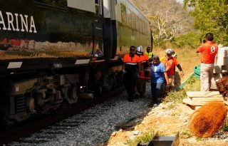 Integrantes de equipos de rescate trasladan a una persona herida luego del descarrilamiento del tren Transístmico. Foto: EFE