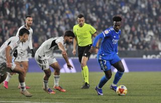 El centrocampista del Albacete ,Ale Meléndez (cent.) disputa un balón con el delantero del Real Madrid, Vinícius Jr (der.). Foto:EFE