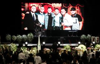 Seguidores Yeison Jiménez participan en un homenaje póstumo en el Movistar Arena en Bogotá. Foto: EFE / Carlos Ortega
