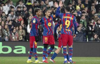 Los jugadores del Barcelona celebran el segundo gol del equipo en el partido de octavos de final de Copa del Rey ante Racing de Santander. Foto:: EFE