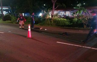 La Policía de Tránsito procedió a cerrar el área del accidente para que el Ministerio Público realizara el levantamiento del cuerpo. Foto. Diómedes Sánchez