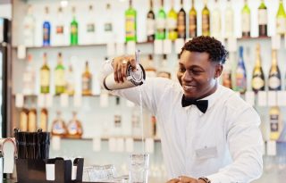 Los jóvenes fueron formados como auxiliares de barra, un perfil altamente demandado por hoteles, bares, restaurantes y centros de eventos. Foto ilustrativa