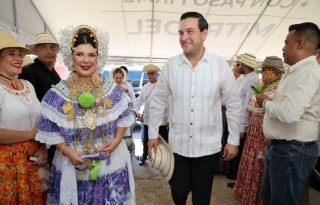 El embajador junto a la ministra de Trabajo. Foto: @USAmbassadorPAN