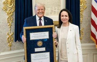  Donald Trump, posando junto a la líder opositora venezolana María Corina Machado este jueves, en Washington (EE.UU)