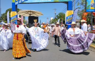 Desfile de las Mil Polleras. Foto: Thays Domínguez