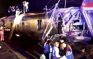 Una veintena de muertos ha dejado este accidente ferroviario. Foto: EFE