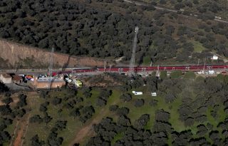 Vista aérea de los trenes accidentados ayer domingo cerca de Adamuz (Córdoba). Foto: EFE