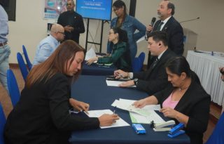 Séptima entrega de cheques a exfuncionarios. Foto: Cortesía