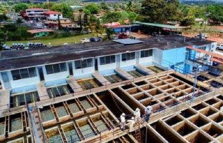 Estos apagones eléctricos también dejan fuera de operación las estaciones de rebombeo, causando incluso daños eléctricos, advirtió Yisseika Rodríguez, concejal del corregimiento de Guadalupe. Foto. Eric Montenegro.