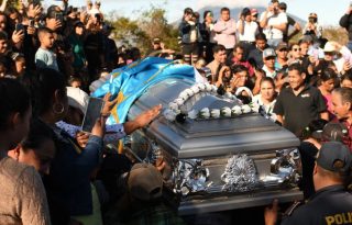 Los cuerpos de dos de los diez policías asesinados el domingo pasado en Guatemala fueron velados. Foto: EFE