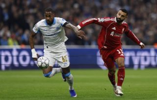 El panameño Michael Amir Murillo, del Marsella, disputa un balón contra Mohamed Salah, del Liverpool FC. Foto:EFE   