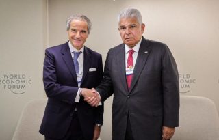 El director general del OIEA, Rafael Mariano Grossi, junto al presidente José Raúl Mulino. Foto: Cortesía