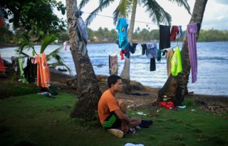  El migrante venezolano de 17 años, Leonangel González, observa el mar en el puerto costero en Miramar (Panamá). Foto: EFE