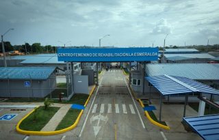  Entrada principal de la nueva cárcel de mujeres, llamada La Esmeralda, inaugurada el pasado 15 de enero, la cual se ubica en Las Garzas. Foto: Cortesía