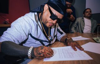 Mr. Saik firmando el acuerdo. Foto: Cortesía