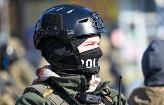 Un oficial federal hace guardia durante los enfrentamientos después de que ICE. Foto: EFE