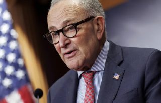 Fotografía de archivo del líder de la minoría demócrata en el Senado de EE.UU., Chuck Schumer, en Washington (EE.UU.). Foto: EFE/EPA/ Will Oliver
