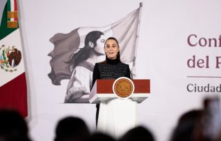 Claudia Sheinbaum en una rueda de prensa este lunes en el Palacio Nacional en Ciudad de México. Foto: EFE / José Méndez
