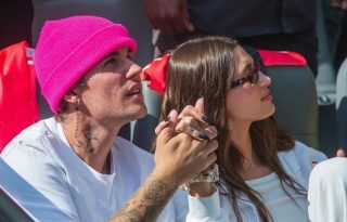 Justin Bieber junto a su esposa Hailey Bieber. Foto EFE / Javier Rojas
