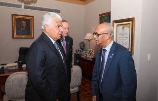 El presidente de la República, José Raúl Mulino, junto al secretario general de la OEA, Albert Ramdin. Foto: Cortesía