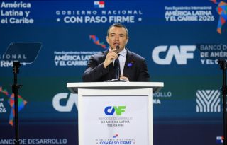 El presidente de Ecuador, Daniel Noboa, habla durante el Foro Económico Internacional América Latina y el Caribe 2026 este miércoles, en Ciudad de Panamá (Panamá). EFE/ Bienvenido Velasco