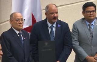 Omar Castillo aparece junto al presidente de la Asamblea, Jorge Herrera, luego de ser escogido.  Internet