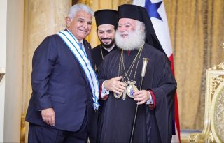 Mulino recibe la Gran Cruz del Apóstol Marcos. Foto: Cortesía