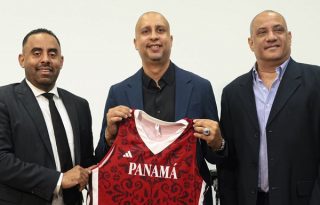 Nelson Colón (cent.) es el nuevo coach de Panamá.  Abdiel Blanco (izq.) y Osvaldo Hernández, presidente y fiscal de Fepaba, respectivamente. Foto: Fepaba   