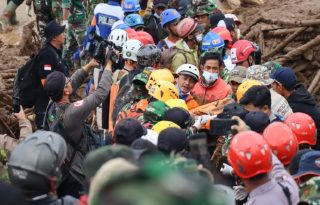Trabajos de rescate en el área del deslizamiento en la isla de Java. EFE