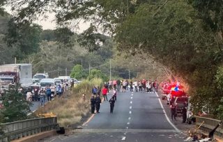 Tras la llegada de funcionarios del Ministerio Público, se procedió a la extracción del segundo ocupante del vehículo para su traslado a la morgue judicial. Foto. Eric Montenegro