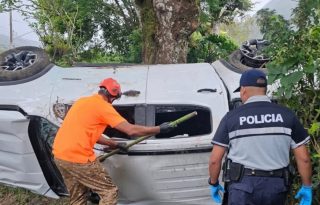 El cuerpo de la víctima fue extraído del interior del auto pick-up a la llegada de los funcionarios del Ministerio Público.