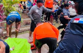 Pese a la advertencia del Sinaproc, las personas se arriesgaron a ir de paseo a estos balnearios.  Foto. Cuerpo de Bomberos