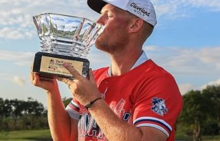 Ian Holt se llevó la copa The Panama Championship. Foto: @kornferrytour