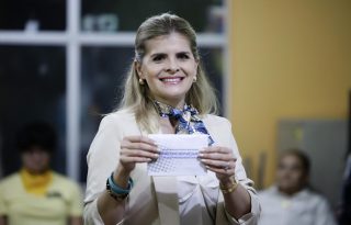 Laura Fernández se convierte en la segunda mujer que gana la silla presidencial en la historia de Costa Rica . Foto: EFE
