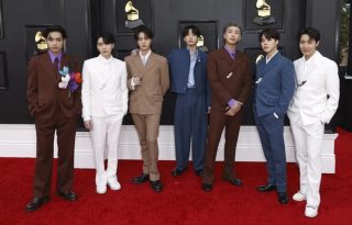 V, Suga, Jin, Jungkook, RM, Jimin y J-Hope de BTS. Foto: EFE / EPA / David Swanson