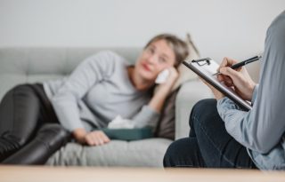 Los familiares de los pacientes reciban atención para lidiar con el estrés. Foto: Ilustrativa / Freepik