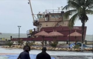 Un barco encalló primero en la tarde y el segundo, un granelero con 10 tripulantes.