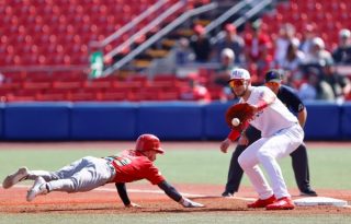 Ryan Burrowes (izq.) de Panamá se barre a primera base frente a Carlos Sepúlveda de México Verde. Foto: EFE