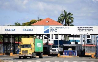 Vehículos de carga en Panama Ports Company. Foto: EFE