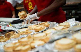 Las sustancias utilizadas en el procesamiento industrial de los alimentos pueden interferir en los procesos metabólicos. Foto: EFE